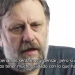 Captura de vídeo de Slavoj Zizek con subtítulos: debemos tener mucho cuidado con lo que hacemos